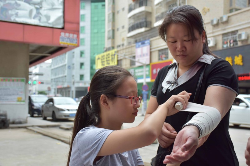 配圖7：母女倆一起學習繃帶包扎