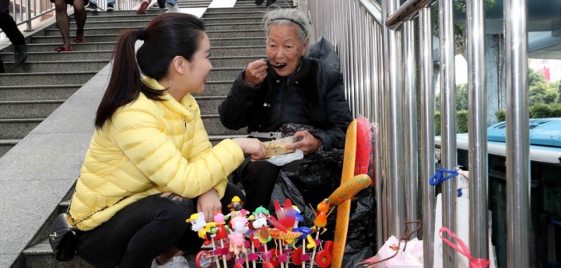 一次、兩次、三次……從那以后，王媛媛每逢經過天橋，都會特別關注這位擺攤奶奶，只要遇到，她都會買一些小玩意。漸漸地，兩個人算是認識了。“每次看到奶奶，我就想幫助她，多給她一些錢。”王媛媛覺得，自己的幫助杯水車薪，她留下電話，囑咐李秋花以后可以聯系她。李秋花不識字，卻倔強地讓王媛媛把名字寫在本子上，自那以后，王媛媛時常能接到老人的電話。