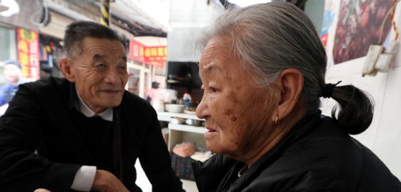 李秋花今年已80歲，她每周都要到江頭批發市場批發小商品，再到瑞景天橋擺攤售賣，每月賺1000多元，除去四五百元的房租，剩下的錢僅夠老兩口生活所需。