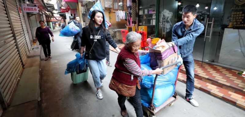 上個月，王媛媛和楊怡及其他 空姐空少幫兩位老人搬新家。房東得知老人的困難后，決定免費租房子給她，可老人卻堅持支付一半的房租。