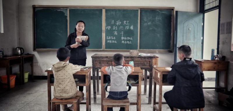 一間教室，一個老師，三個學生，語文、數學、音樂、體育……全是查老師一個人教。