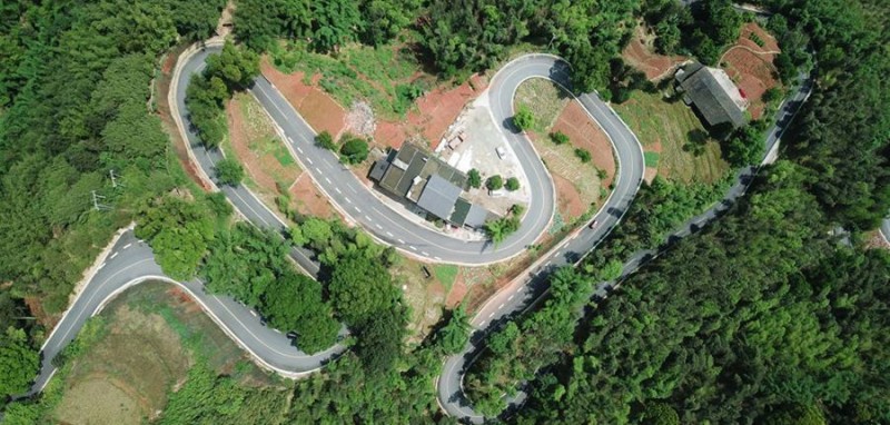 這是5月10日無人機拍攝的赤水竹海國家森林公園景區的旅游公路。