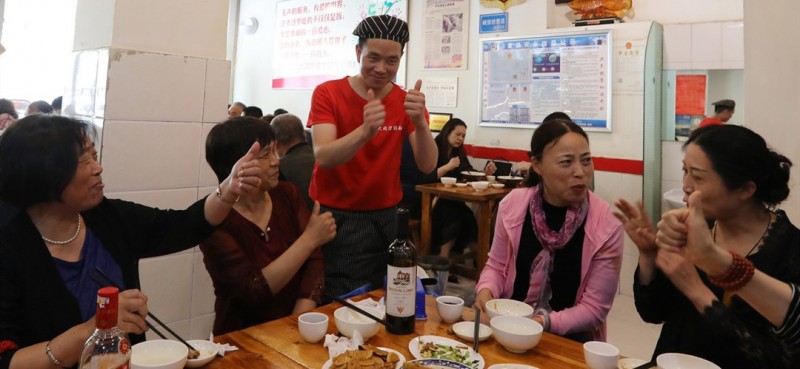 大同刀削面館的員工在用手語和顧客交流。