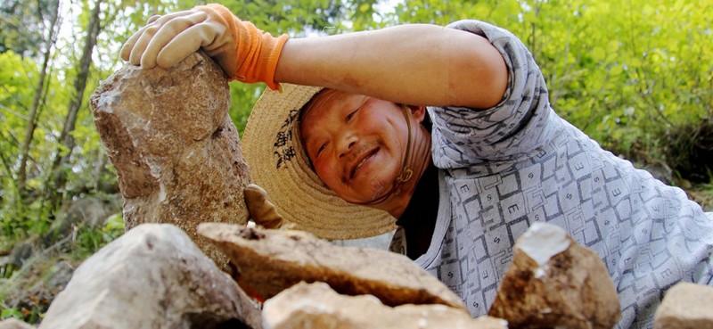 圖為曾付學在造地砌石坎。