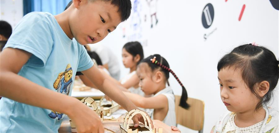        8月6日，孩子們在吳興區(qū)青少年活動中心進行電動船模制作。
       暑期以來，浙江省湖州市吳興團區(qū)委為外來務(wù)工子女、農(nóng)村留守兒童、貧困家庭兒童等開展紅領(lǐng)巾公益課堂、研學(xué)夏令營、機器人夏令營等活動，讓孩子們度過一個有意義的暑假。