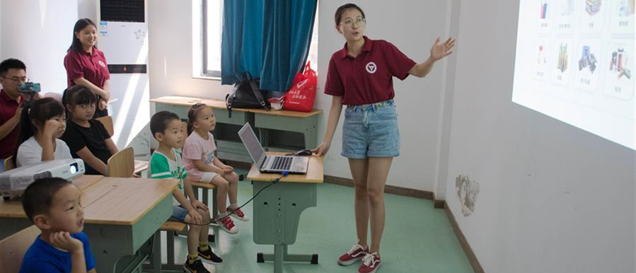        8月6日，大學(xué)生志愿者在吳興區(qū)青少年活動中心為孩子們講解垃圾分類。