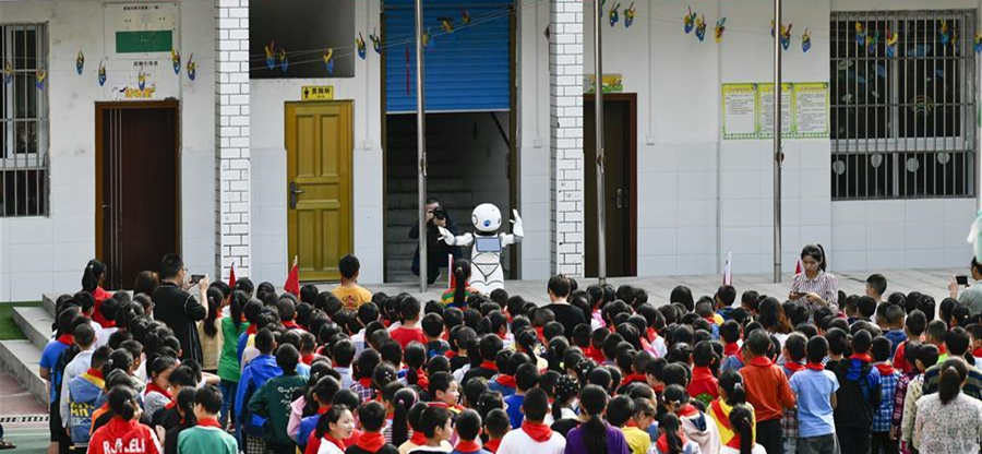 9月2日，在城口縣蓼子鄉第一中心小學開學典禮上，機器人老師給孩子們上科普教育課。9月2日開學第一天，地處重慶市城口縣大山深處的蓼子鄉第一中心小學迎來了一位機器人老師。據介紹，這款教育智能機器人由蓼子鄉第一中心小學的對口幫扶學校——重慶市九龍坡區重慶鐵路小學聯合重慶智加美科技有限公司提供。機器人老師深入到蓼子鄉第一中心小學及其附屬村小開展為期一天科普教育課，旨在讓偏遠地區的孩子普及人工智能等相關知識，開拓眼界。