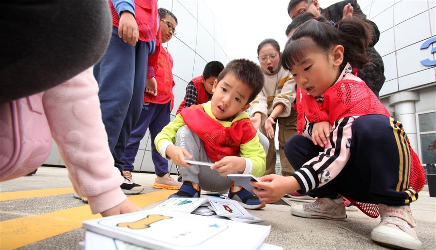 11月1日，孩子們在南京科技館參與垃圾分類方面的科普項目互動游戲。 當日，《南京市生活垃圾管理條例》正式實施。南京科技館結合自身科普資源，組織來館參觀的孩子們觀看“能源與環?！闭箙^，為他們講解垃圾分類知識，讓孩子們在互動中增強環保意識，從小養成愛護環境的良好習慣。