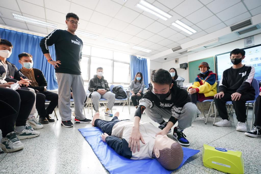 北京體育大學的冬奧志愿者們在接受應急救護培訓。新華社記者 鞠煥宗 攝