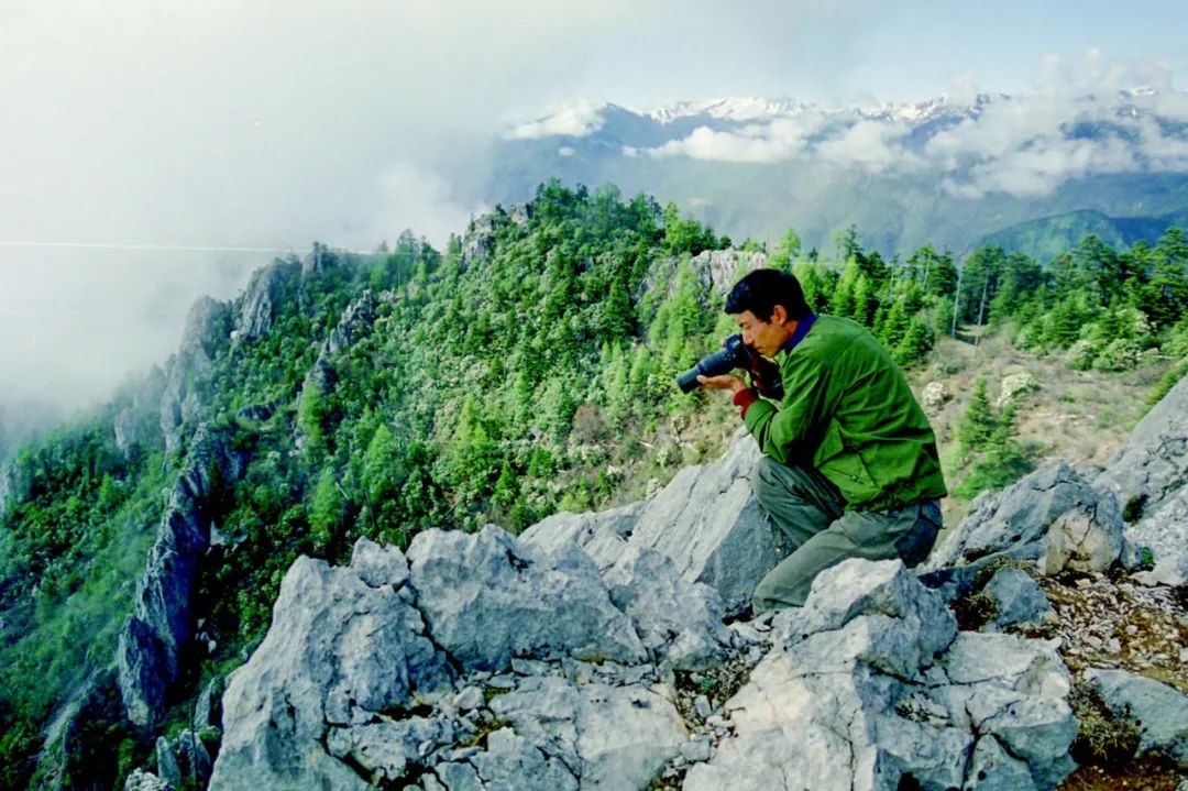 1993年 ，奚志農在云南白馬雪山拍攝（首發/《中國攝影》 攝影／奚志農　采訪／王江
）