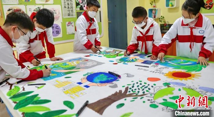 圖為秦皇島市海港區文化里小學學生手繪長卷。　中國新聞網 曹建雄 攝