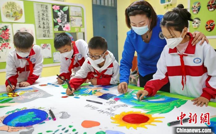 圖為秦皇島市海港區文化里小學學生手繪長卷。　中國新聞網 曹建雄 攝