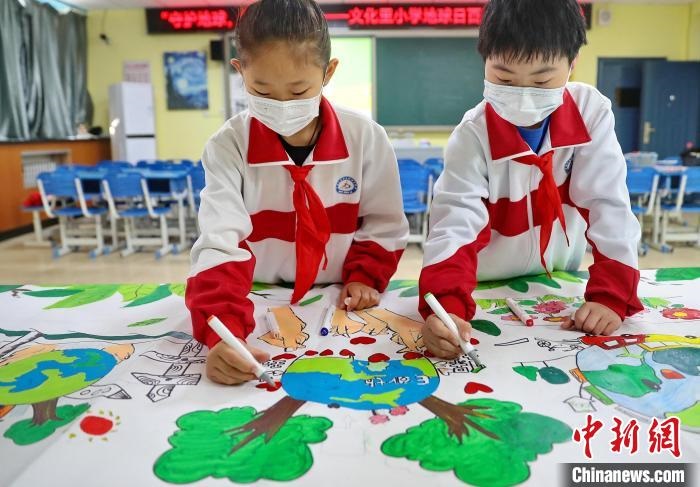 圖為秦皇島市海港區文化里小學學生手繪長卷。　中國新聞網 曹建雄 攝