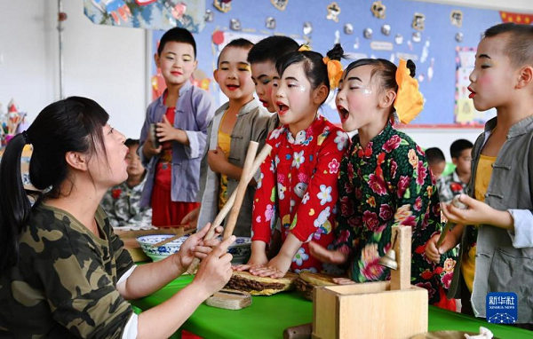 　　5月26日，潼關縣城關南新幼兒園老師在教室里向孩子們介紹黃河老腔知識。新華社記者 陶明 攝