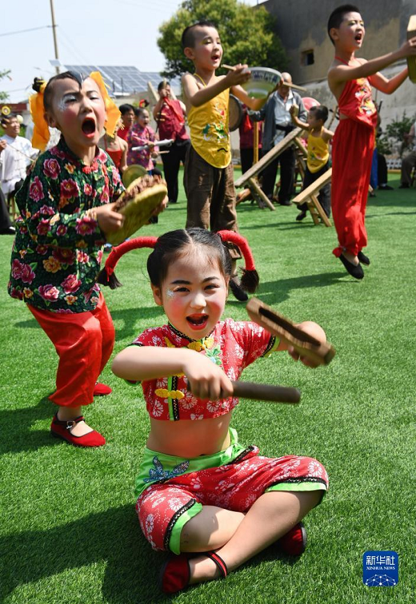 　　5月26日，潼關黃河老腔幼兒團的孩子們在表演黃河老腔。新華社記者 陶明 攝