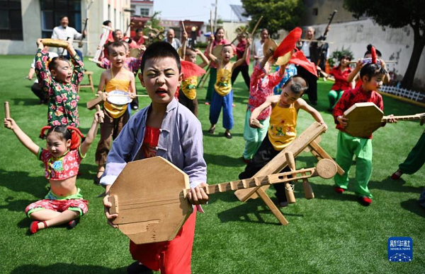 　　5月26日，潼關黃河老腔幼兒團的孩子們在表演黃河老腔。新華社記者 陶明 攝