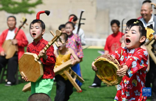 　　5月26日，潼關黃河老腔幼兒團的孩子們在表演黃河老腔。新華社記者 陶明 攝