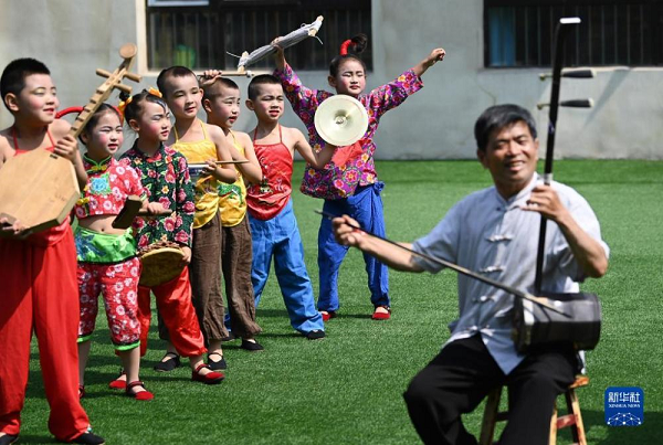 　　5月26日，潼關黃河老腔幼兒團的孩子們在學習黃河老腔藝術技巧。新華社記者 陶明 攝